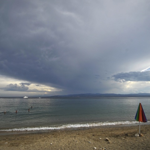 Έντονη συννεφιά και λήψη φωτογραφίας πάνω από παραλία