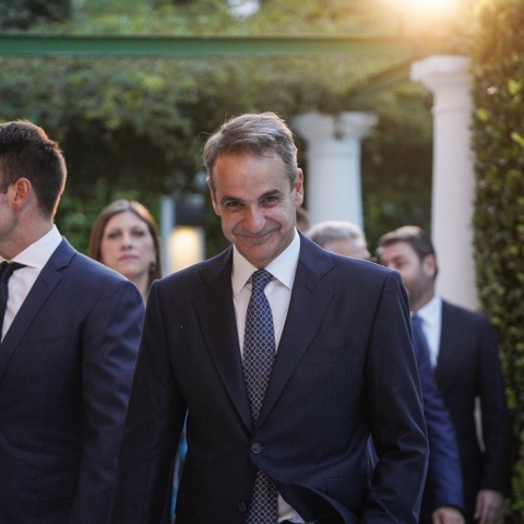 Ο Κυριάκος Μητσοτάκης και πίσω του οι υπόλοιποι πολιτικοί αρχηγοί