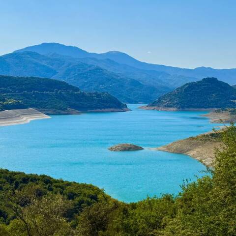 Παρατηρώντας τη στάθμη του Μόρνου από το γραφικό Λιδωρίκι