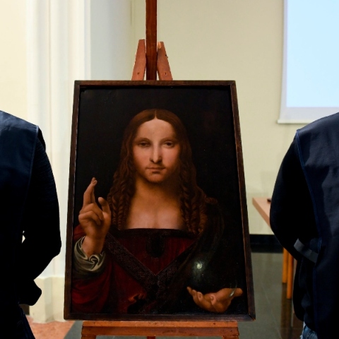  Ο σκανδαλώδης πίνακας Salvator Mundi φρουρούμενος 
