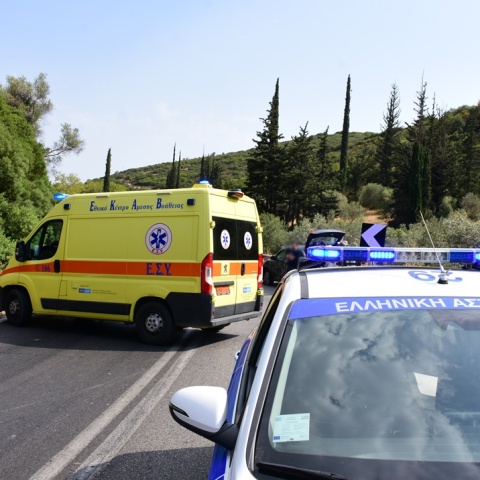 Περιπολικό και ασθενοφόρο σε σημείο τροχαίου