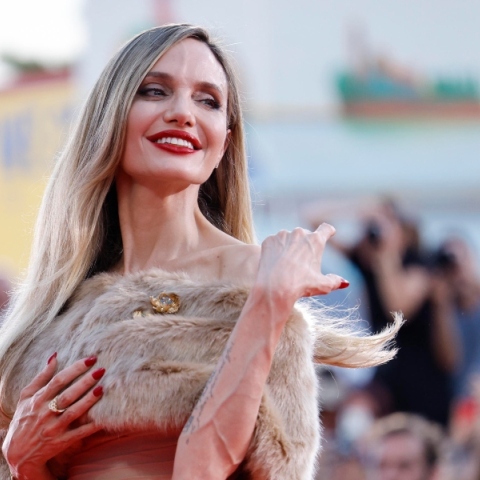 Η Αντζελίνα Τζολί στο Φεστιβάλ της Βενετίας: Η ταινία «Maria», η συνέντευξη Τύπου και ο θαυμαστής της με ALS