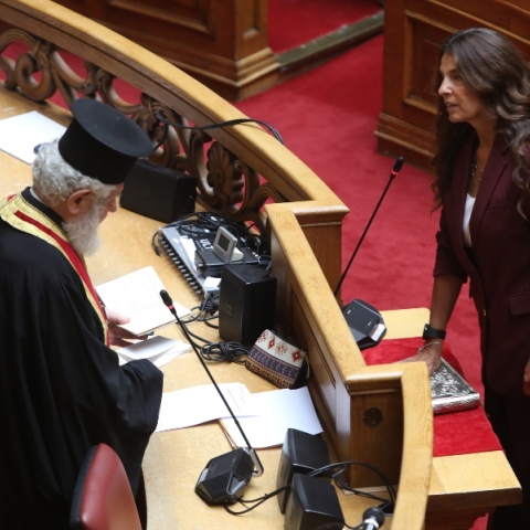 Η Πόπη Τσαπανίδου ορκίστηκε βουλευτής του ΣΥΡΙΖΑ