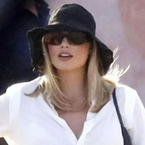 Η Μάργκοτ Ρόμπι ποζάρει με φουσκωμένη κοιλιά στην Σαρδηνία - Οι φωτογραφίες που έχουν δει το φως της δημοσιότητας