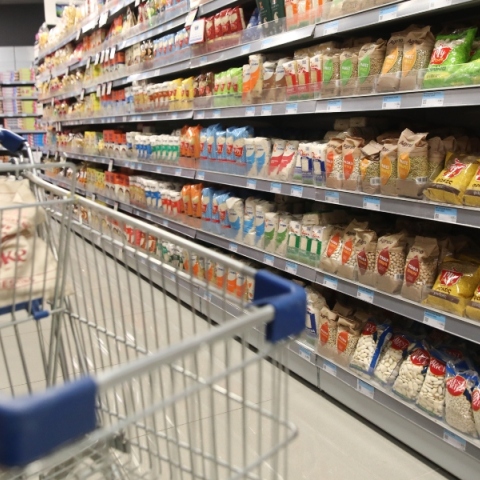 Αυτή είναι η νέα λίστα με τα 704 προϊόντα που θα έχουν μείωση τιμής στα σούπερ μάρκετ