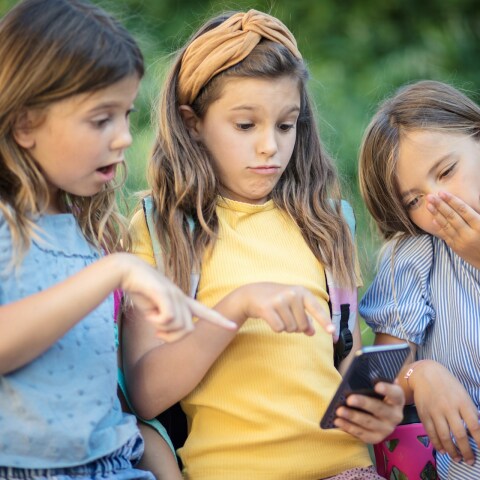 Κοριτσάκια κάτι βλέπουν σε οθόνη κινητού 