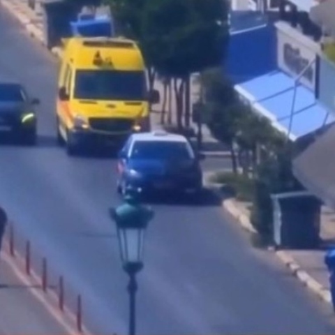 Θεσσαλονίκη: Ταξιτζής έκλεισε τον δρόμο σε ασθενοφόρο και έγινε viral