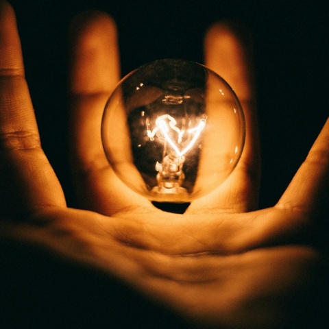 Λάμπα πάνω σε χέρι