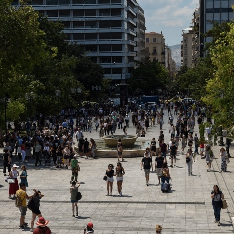 Πολίτες περπατούν στην πλατεία Συντάγματος