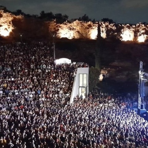 Κατάμεστο το θέατρο Πέτρας σε εκδήλωση