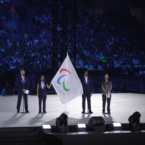 Σημαία των παραολυμπιακών αγώνων στη σκηνή για την τελετή έναρξης της διοργάνωσης