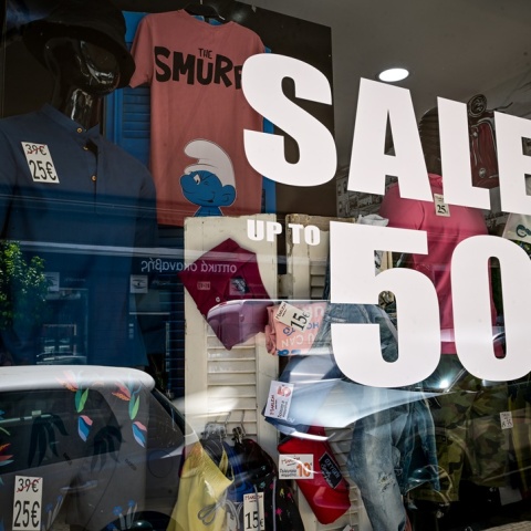 Βιτρίνα με ταμπέλα για εκπτώσεις