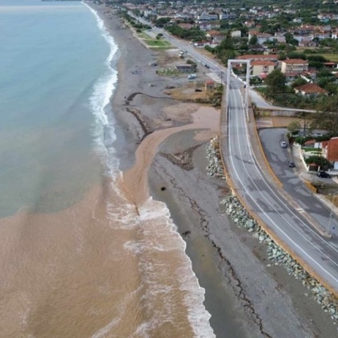 Η θάλασσα έγινε καφέ στον Αγιόκαμπο Λάρισας