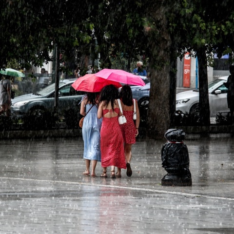 Γυναίκες κάτω από ομπρέλα