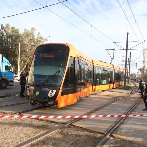Ακινητοποιημένο τραμ μετά από ατύχημα και κορδέλα της αστυνομίας για να μην πλησιάσει κανείς το σημείο