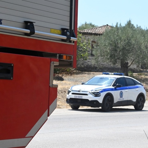 Πυροσβεστικό όχημα και περιπολικό στο σημείο όπου καταγράφηκε τροχαίο δυστύχημα