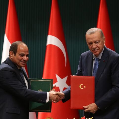 Αλ Σίσι και Ερντογάν συναντήθηκαν στην Τουρκία μετά από 12 χρόνια