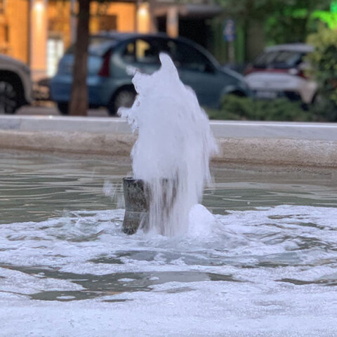 To νερό στο σιντριβάνι, και το KAOS στο Netflix