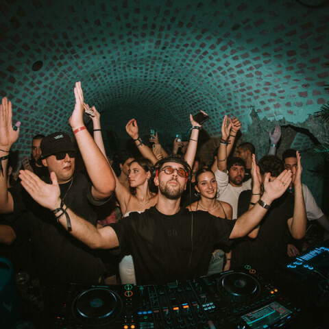 To Vibe, γνωστό mobile club της Αθήνας γιορτάζει τα 4 χρόνια του με ένα μεγάλο πάρτι στη Βάρκιζα με όλους τους αγαπημένους Djs του, την Παρασκευή 6 Σεπτεμβρίου. 