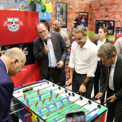 ΔΕΘ: Ο Μητσοτάκης έπαιξε επιτραπέζιο ποδοσφαιράκι 