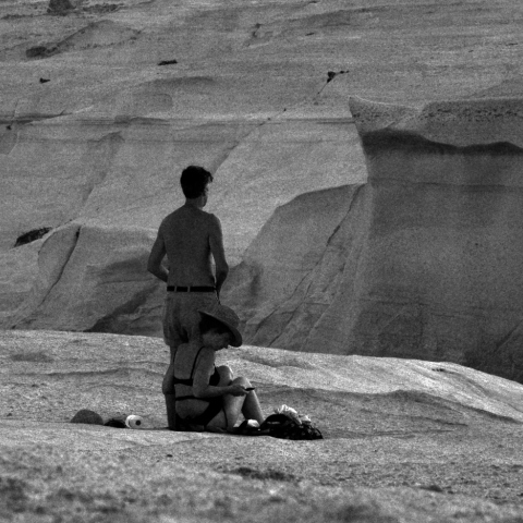 Σαρακήνικο Μήλου: Ένα photo story του φωτογράφου Πέτρου Νικόλτσου από τη φημισμένη παραλία και το νησί.
