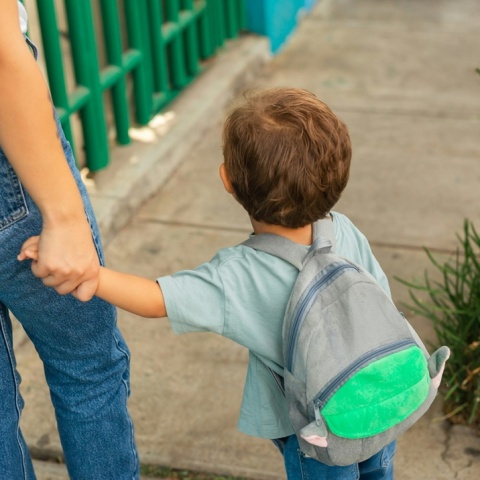 Μητέρα κρατά από το χέρι το παιδί της