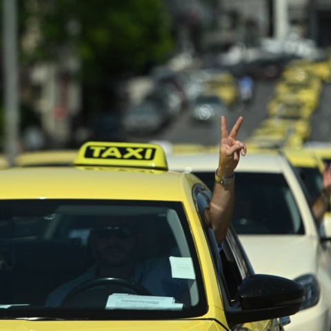 Ταξί κατά τη διάρκεια απεργειακών κινητοποιήσεων στο κέντρο της Αθήνας