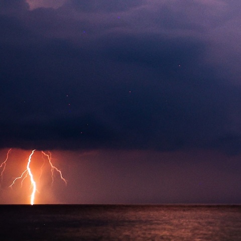 Κεραυνός πέφτει στη θάλασσα 