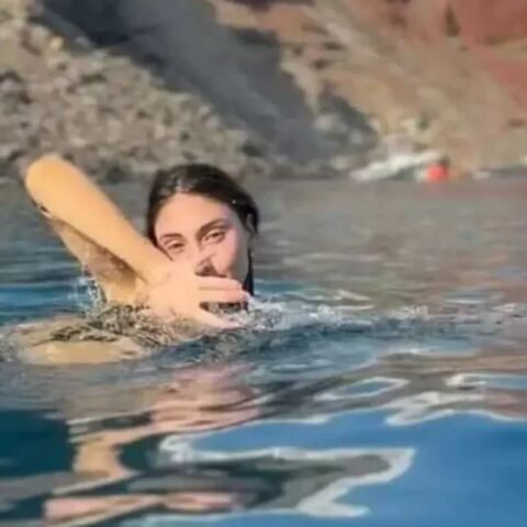 Πλατανιώτη: Η εντυπωσιακή χορογραφία της στη θάλασσα της Σαντορίνης - Η ανάρτησή της στο Instagram