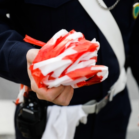 Τροχονόμος κρατά κορδέλα για το κλείσιμο της κυκλοφορίας