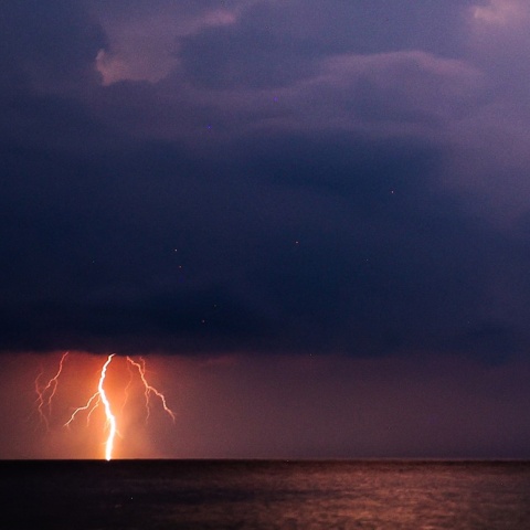 κεραυνός πέφτει στη θάλασσα