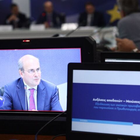 ΥΠΟΙΚ: Ενημερωτικό σημείωμα με «Ερωτήσεις και απαντήσεις» για τις 12 αυξήσεις αποδοχών και τις 12 μειώσεις φόρων - Όσα πρέπει να γνωρίζετε για τα μέτρα.