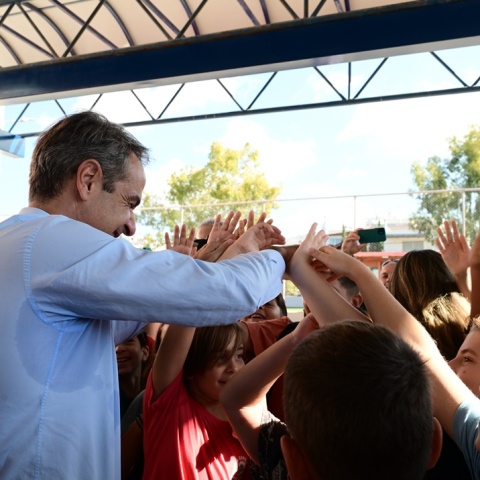 Ο Κυριάκος Μητσοτάκης με μαθητές σε σχολείο στη Γλυφάδα