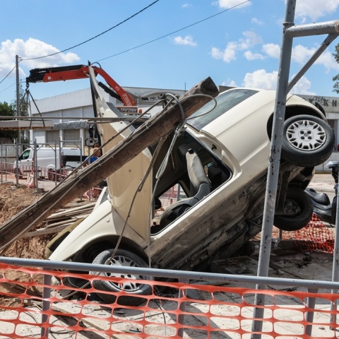 Τροχαίο ατύχημα, Κάτω Κηφισιά: Όχημα έπεσε μέσα στα θεμέλια οικοδομής