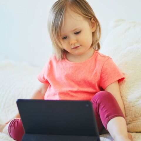 Έρευνα: Ο χρόνος μπροστά στις οθόνες επηρεάζει τις γλωσσικές δεξιότητες των παιδιών -  Η σημασία της λεκτικής αλληλεπίδραση με τους γονείς.