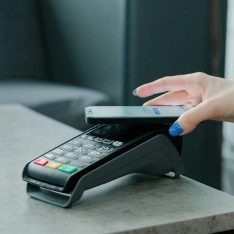 ΑΑΔΕ: E-mail σε 50.000 επιχειρήσεις για την υποχρέωση διασύνδεσης POS - ταμειακών συστημάτων - Πότε λήγει η προθεσμία, ποιο το ύψος του προστίμου.