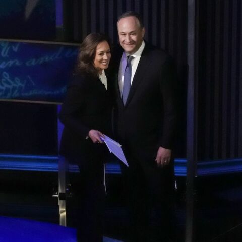 Ο Νταγκ Έμχοφ αγόρασε δίσκους βινυλίου των Stone Roses και των New Order λίγο πριν το ντιμπέιτ της συζύγου του, Κάμαλα Χάρις με τον Ντόναλντ Τραμπ. 