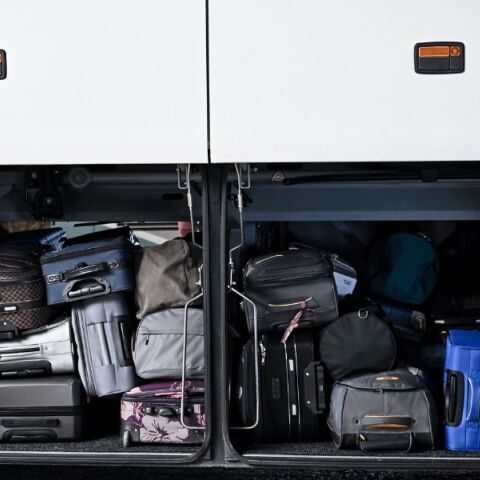 Δράμα: Επιβάτης ΚΤΕΛ ταξίδεψε στην μπαγκαζιέρα του λεωφορείου λόγω λάθους του οδηγού - Τι δήλωσε για την περιπέτεια που βίωσε. 