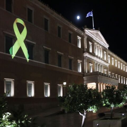 Η «χρυσή κορδέλα» στη Βουλή: Τι συμβολίζει