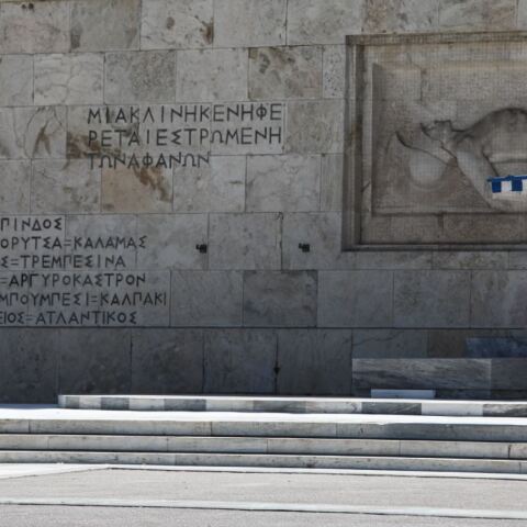 Συναγερμός στην ΕΛ.ΑΣ. για παρατημένο σάκο στον Άγνωστο Στρατιώτη