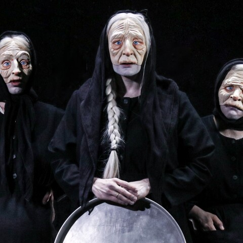 «Οι γριές που μαζεύουν την τσουκνίδα» του Κωνσταντίνου Ντέλλα