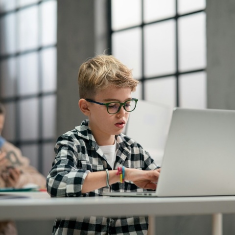 Παιδί μπροστά από οθόνη λάπτοπ