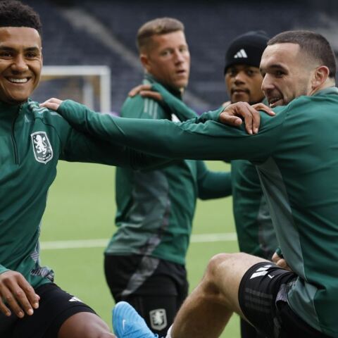 Οι παίκτες της Άστον Βίλα πριν το ματς με τη Γιουνγκ Μπόις για το Champions League