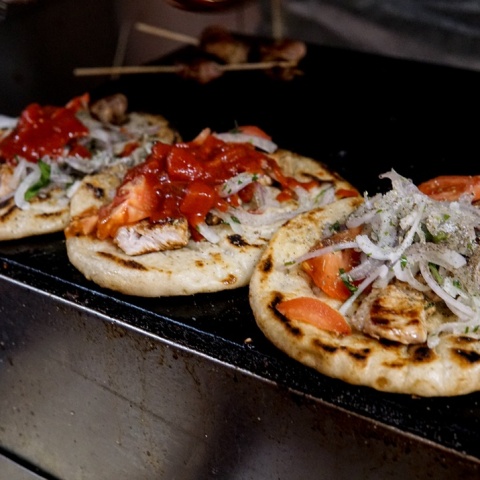 Τα υλικά για το σουβλάκι πάνω στο μαντέμι