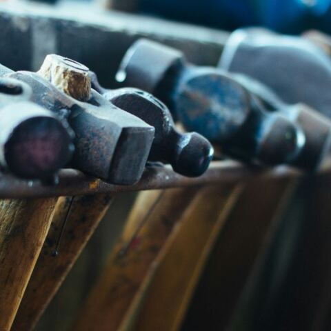 Κρήτη: Οικοδόμοι χτύπησαν ο ένας τον άλλο με σφυρί και σκεπάρνι - Το χρονικό του συμβάντος