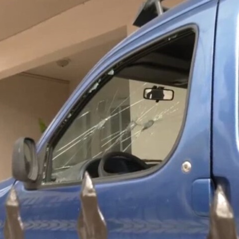 Όχημα με ζημιές από τσεκούρι στη Σταυρούπολη Θεσσαλονίκης