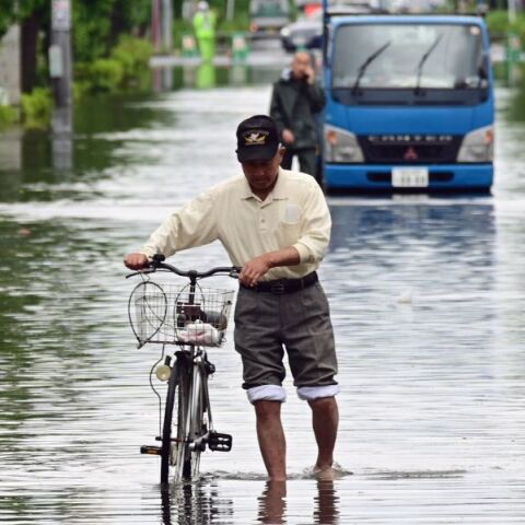Πλημμύρες στην Ιαπωνία: Πάνω από 60.000 άνθρωποι καλούνται να φύγουν εσπευσμένα από τα σπίτια τους - Οι αρχές κάνουν λόγο για έναν άνθρωπο που αγνοείται.