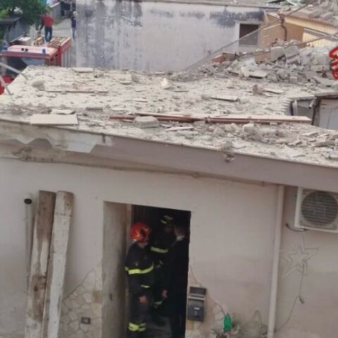 Ιταλία: Νεκρά ανασύρθηκαν δύο αδελφάκια τεσσάρων και έξι ετών από τα συντρίμμια του κτιρίου που κατέρρευσε - Στην περιοχή Σαβιάνο, έξω από τη Νάπολη.