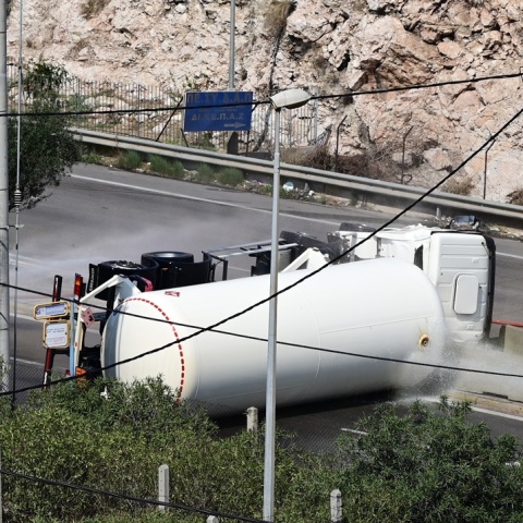 Ανατροπή βυτιοφόρου στη Λεωφόρο Σχιστού