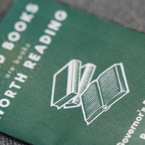 Πάνω από 10.000 τίτλοι βιβλίων απαγορεύτηκαν από τα δημόσια σχολεία των ΗΠΑ κατά το πιο πρόσφατο ακαδημαϊκό έτος - Έρευνα της PEN America. 